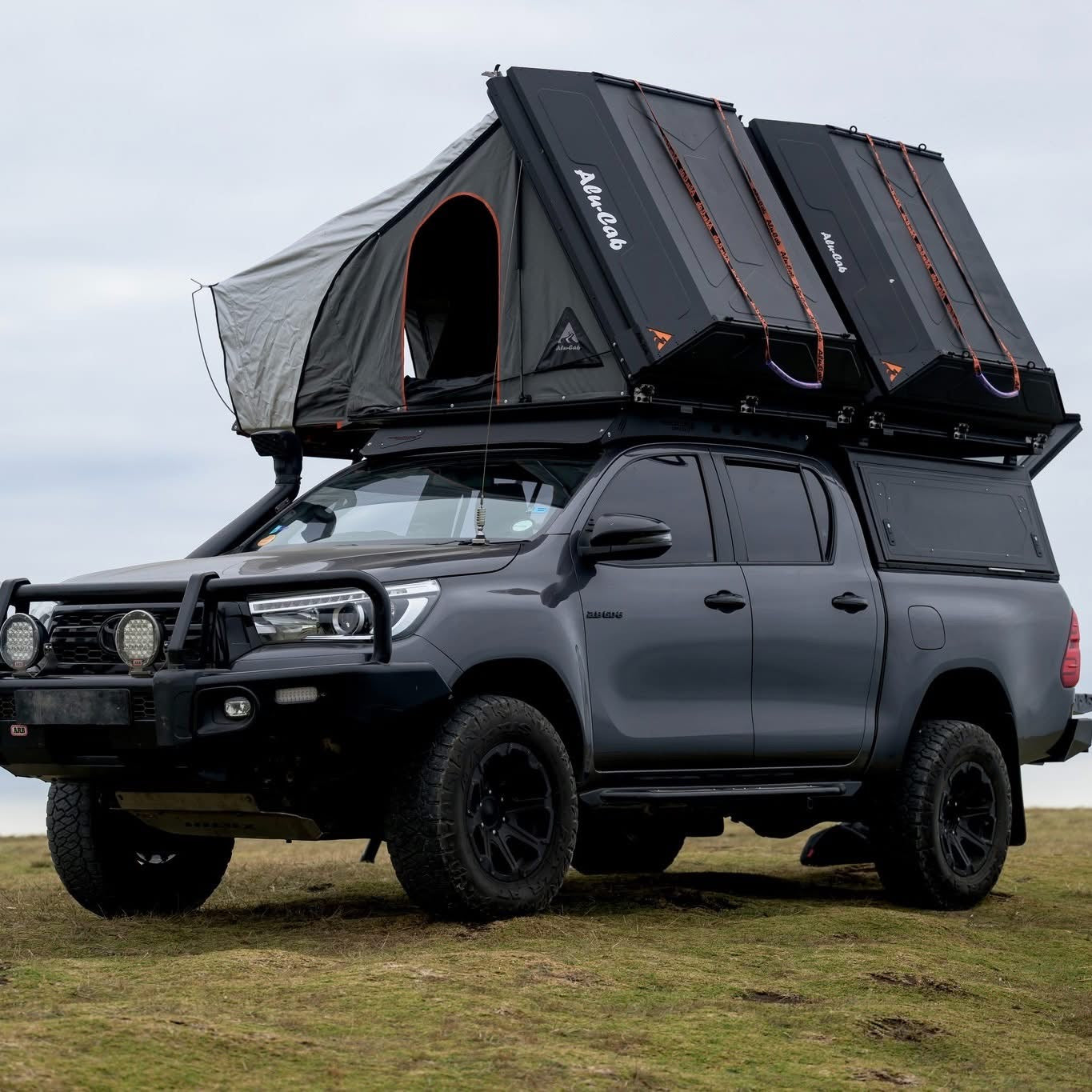 Tente de Toit Alu-Cab "RT-2S" - 2 Personnes | Coque Alu Compacte sur Xperts4x4 Accessoires 4x4 Off-Road