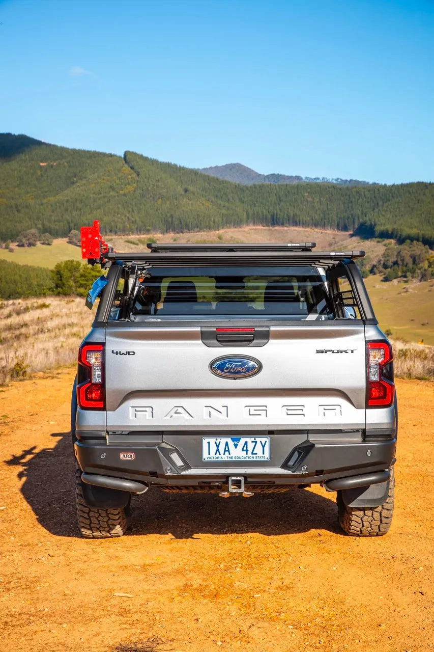 Support de benne ARB avec galerie de toit Baserack pour Toyota Hilux Revo 2016+ double cab, système de fixation robuste.
