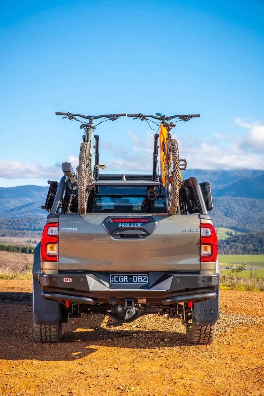 Support de benne ARB et galerie de toit Baserack pour Toyota Hilux Revo 2016+ Double Cab, vue de côté.