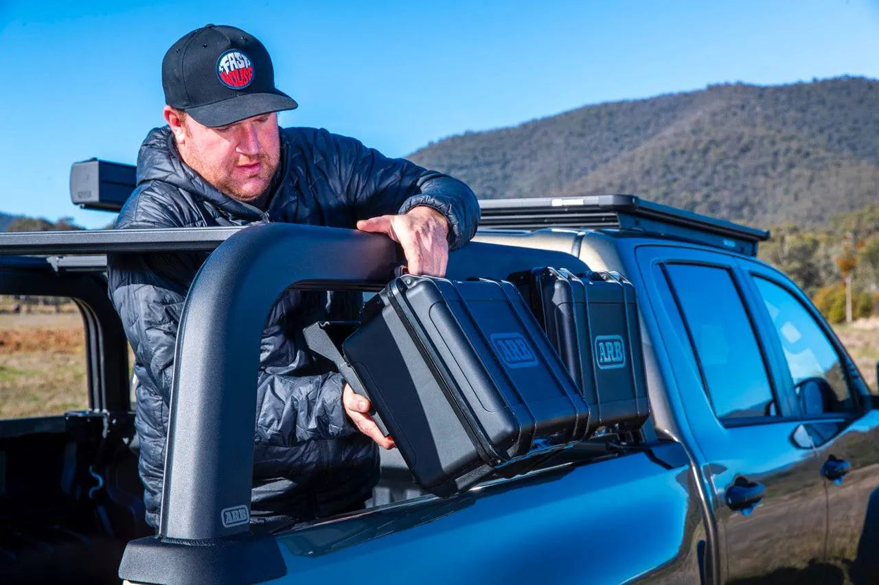 Support de benne ARB et galerie de toit Baserack pour Toyota Hilux Revo 2016+ double cabine, montage robuste et pratique.
