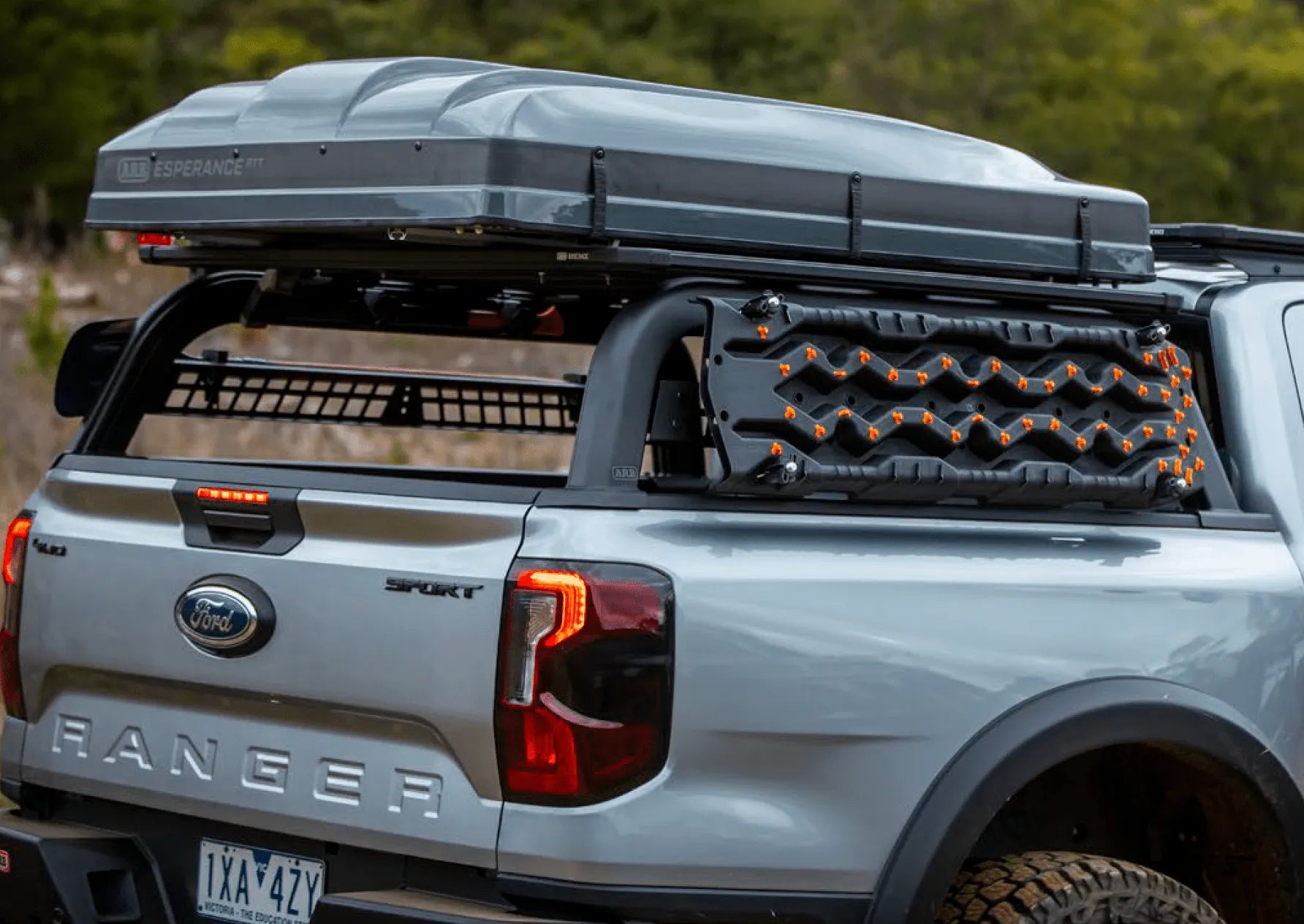 Support de benne ARB pour Toyota Hilux Revo 2016+ Double Cab, système de rangement robuste pour la benne.