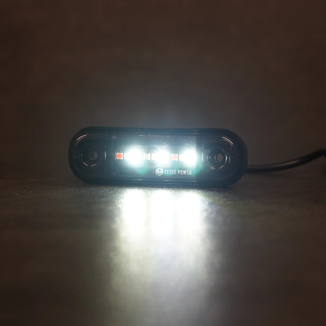 Éclairage LED Shadow Vision EEZEE POWER avec 3 couleurs, installé sur la calandre avant d'une voiture.