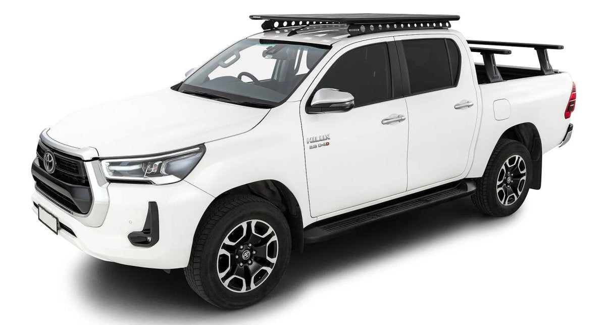 Toyota Hilux REVO blanc équipé d’une galerie RHINO-RACK, vue de trois quarts