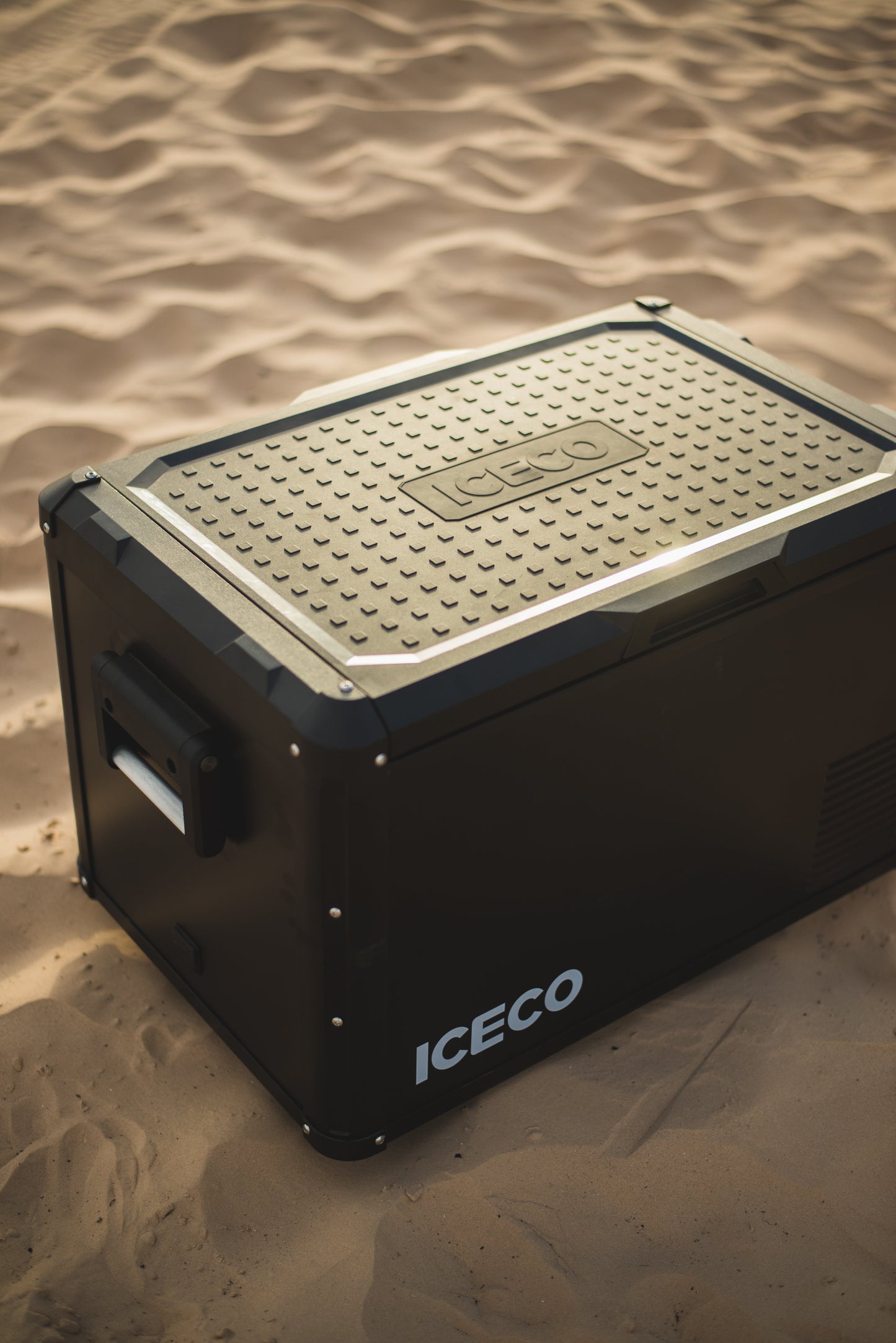 Réfrigérateur congélateur ICECO VL60PROS gris de 60L, compact et portable, pour camping ou activités extérieures.
