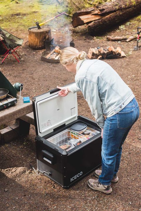 Réfrigérateur congélateur ICECO VL60PROS gris avec compartiments de 60L, idéal pour le camping et les voyages.