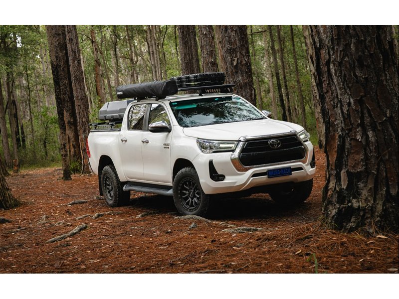 Toyota Hilux équipé d’une galerie RHINO-RACK sur une piste forestière