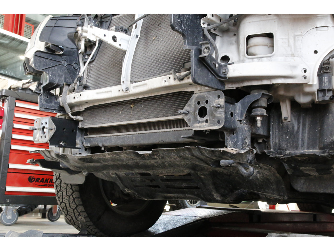 Platine de treuil intégrée au pare-chocs d'origine pour Toyota Hilux Vigo N4-Offroad sur Xperts4x4 Accessoires 4x4 Off-Road