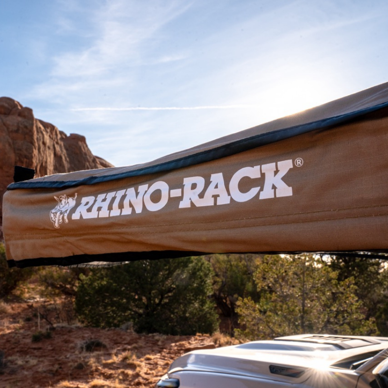 Auvent autoportant RHINO-RACK 180° Batwing de 2,2 m à 8,4 m², protection solaire pour véhicule, robuste et facile à monter.