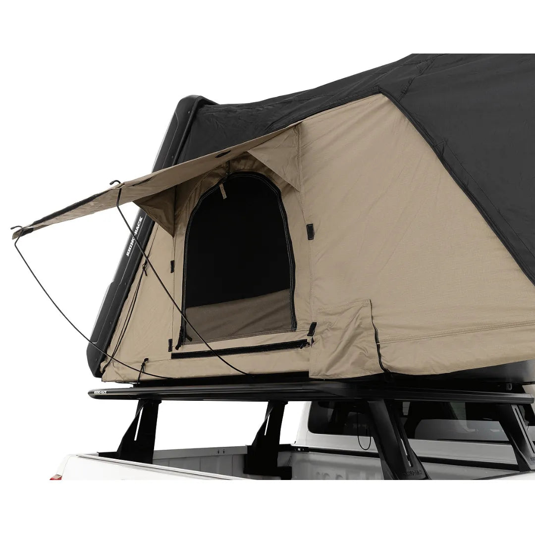 Tente de toit rigide RHINO-RACK de 2100 x 1300 mm, installée sur un véhicule, montrant sa structure robuste et son design compact.