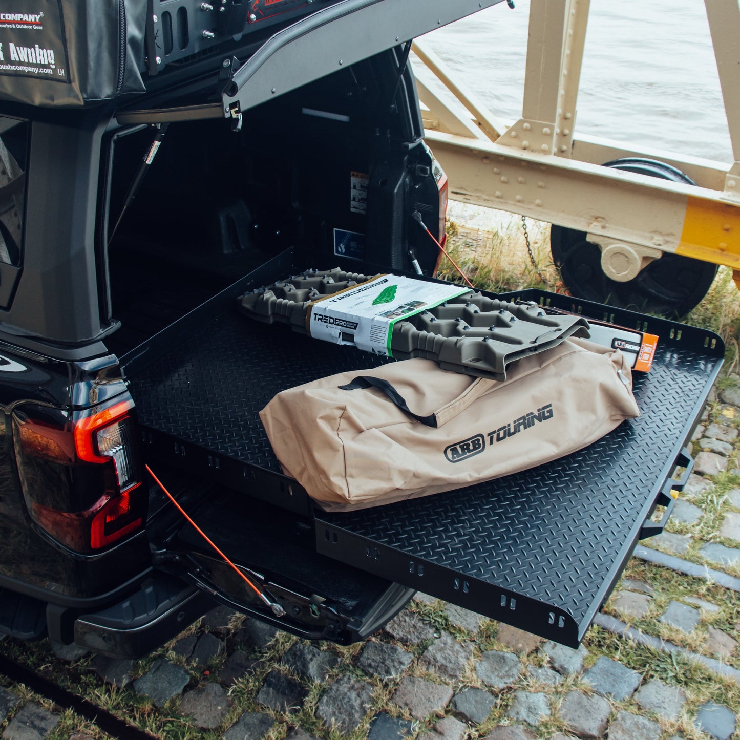 Plateau coulissant RUUUD pour Maxus T90/T60 Double Cab 2022, surface en acier robuste et rails de fixation visibles.