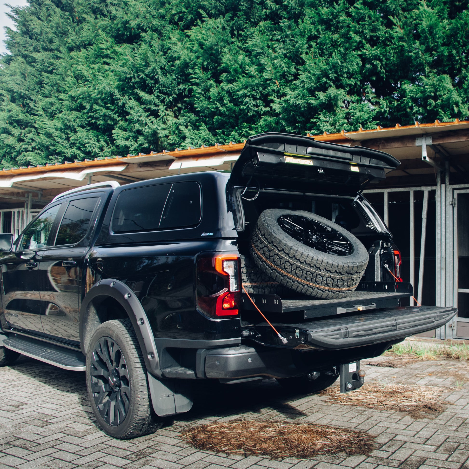 Plateau coulissant RUUUD pour Maxus T90/T60 Double Cab 2022, surface en acier robuste avec mécanisme de glissement.
