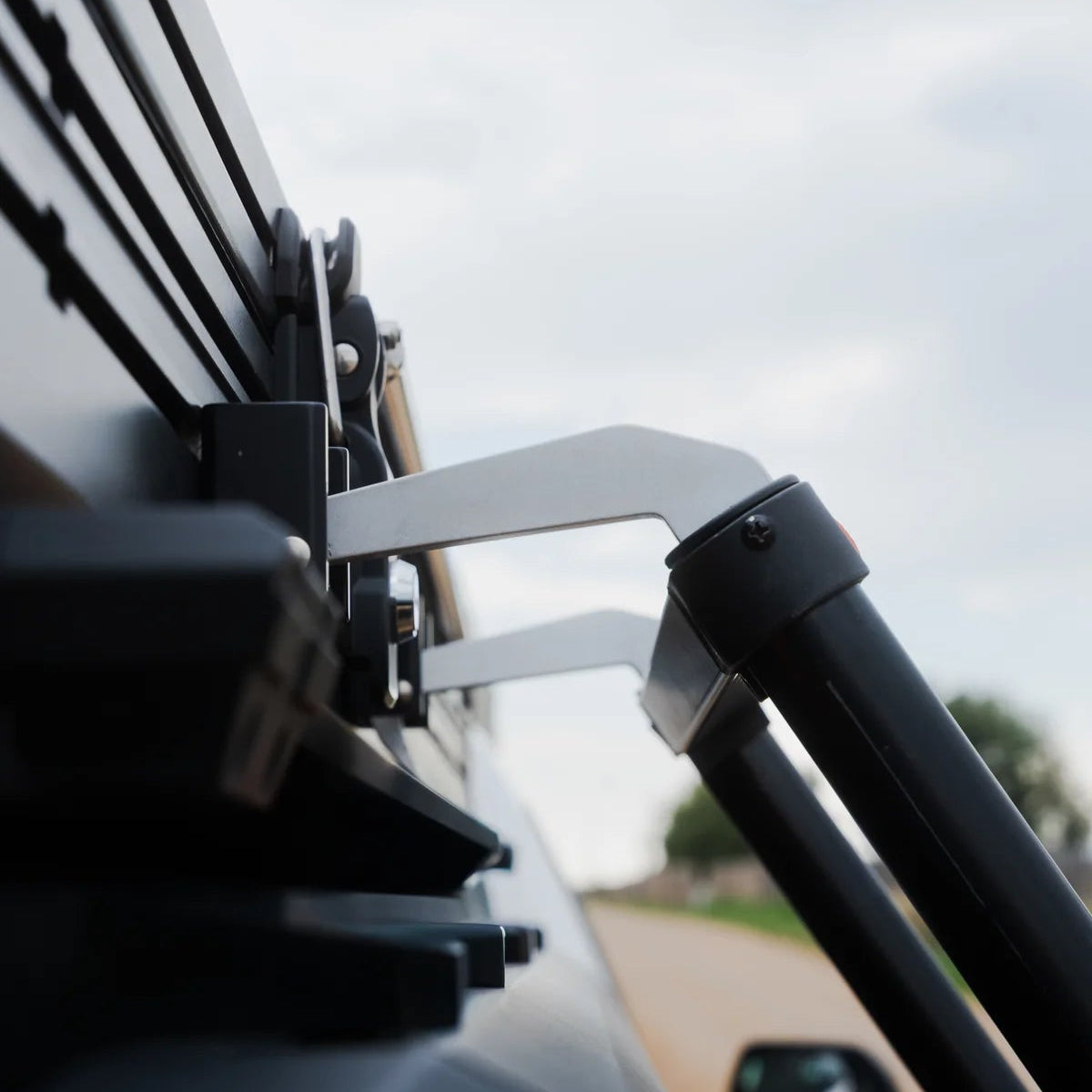 Crochets Mantis Claw ARB 4x4 Tente Intrepid sur Xperts4x4 Accessoires 4x4 Off-Road