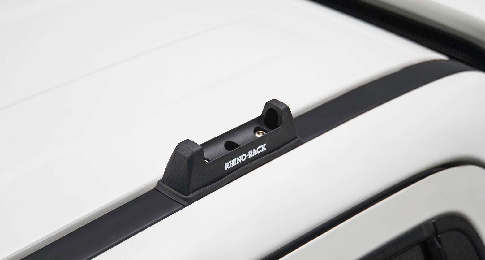 Kit de 2 barres de toit noires RHINO-RACK Heavy Duty 1650mm avec pieds pour Iveco Daily H1 2015+ sur véhicule utilitaire.