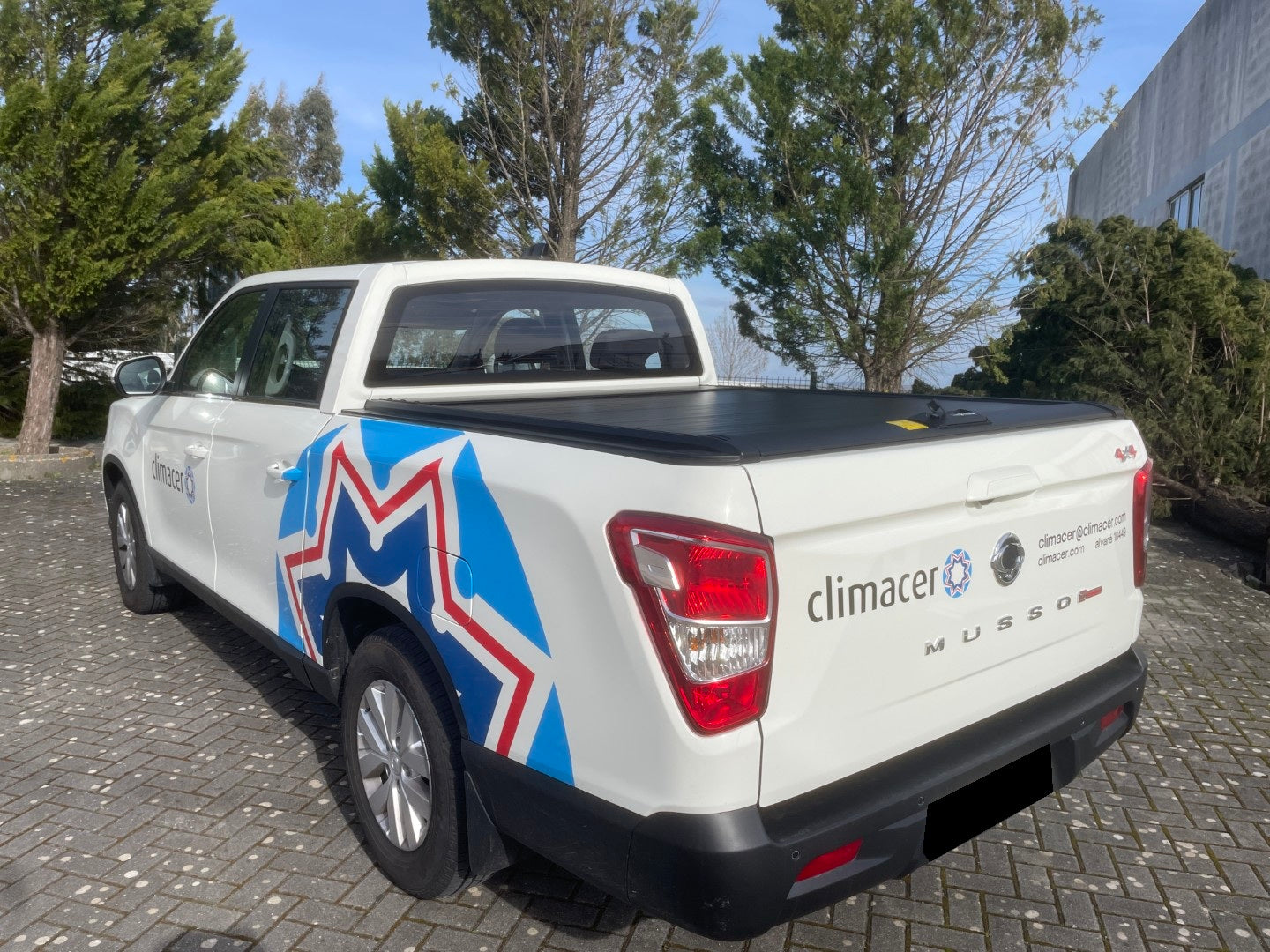 Rideau de Benne Top-Roll Manuel LINE4X4 Double Cab sur Xperts4x4 Accessoires 4x4 Off-Road