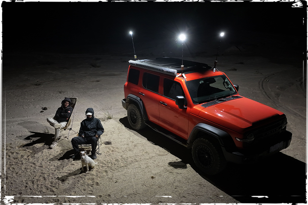 OuTask Lampe Télescopique LED Outdoor 720° - Vert Armée sur Xperts4x4 Accessoires 4x4 Off-Road
