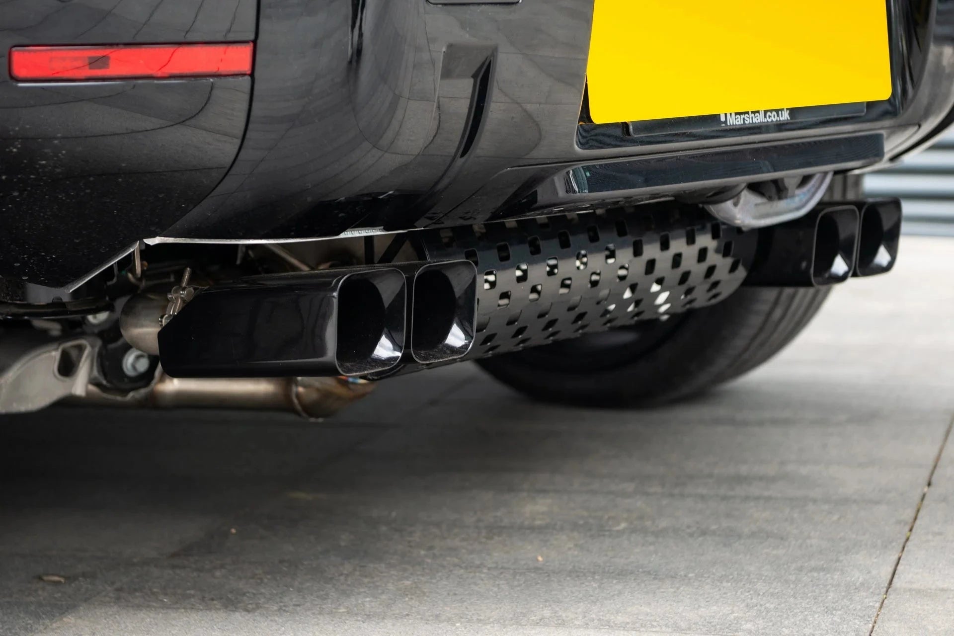 Échappement Quad Gloss Black KAHN pour Defender 110 V8 (2020+) sur Xperts4x4 Accessoires 4x4 Off-Road