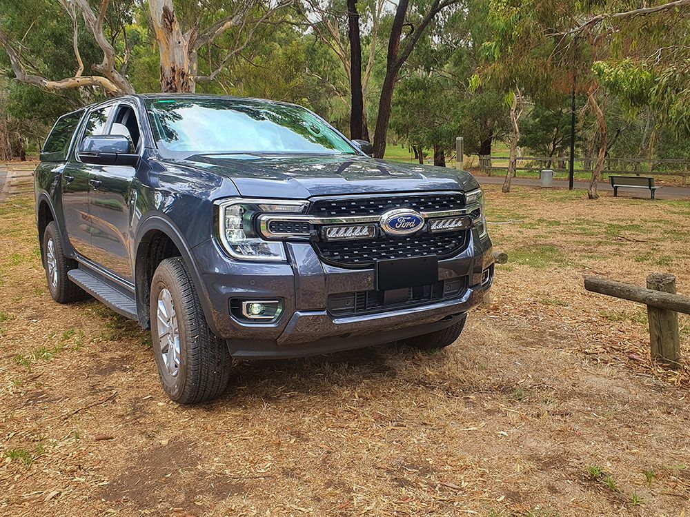 Pack LED Calandre LAZER LAMPS pour Ford Ranger Limited 2023+ avec 2x Triple R 850 intégrés, kit grille LED robuste et moderne.