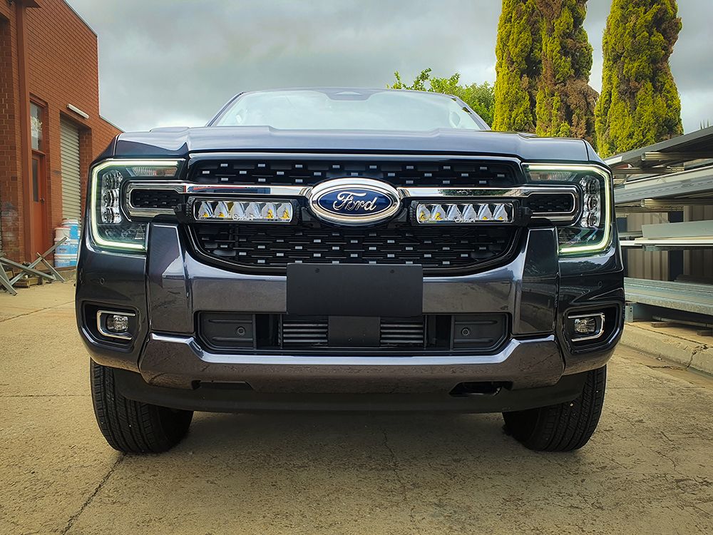 Pack LED Calandre LAZER LAMPS pour Ford Ranger Limited 2023, kit grille avec phares LED triples intégrés.
