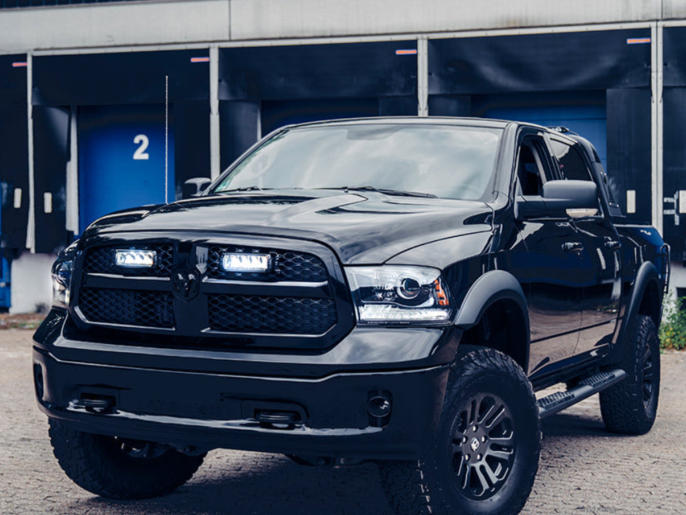 Pack de LED pour calandre LAZER LAMPS sur Dodge RAM 1500, éclairage LED puissant pour style et sécurité.