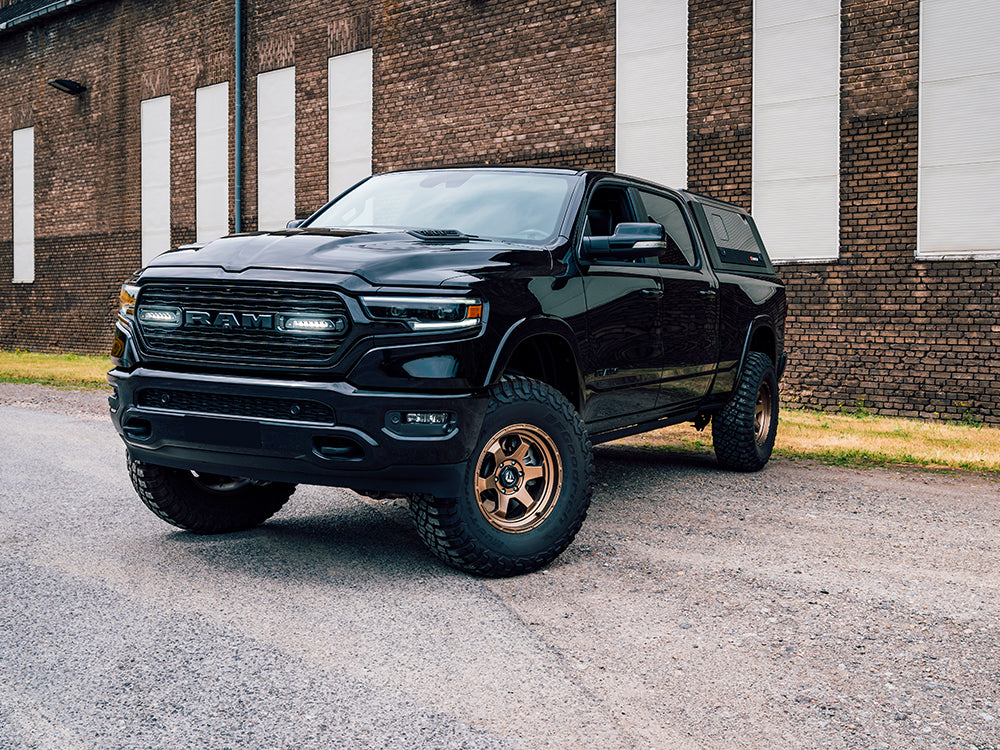 Pack LED calandre LAZER LAMPS pour Dodge RAM 1500 avec éclairage LED brillant, installation robuste et design moderne.