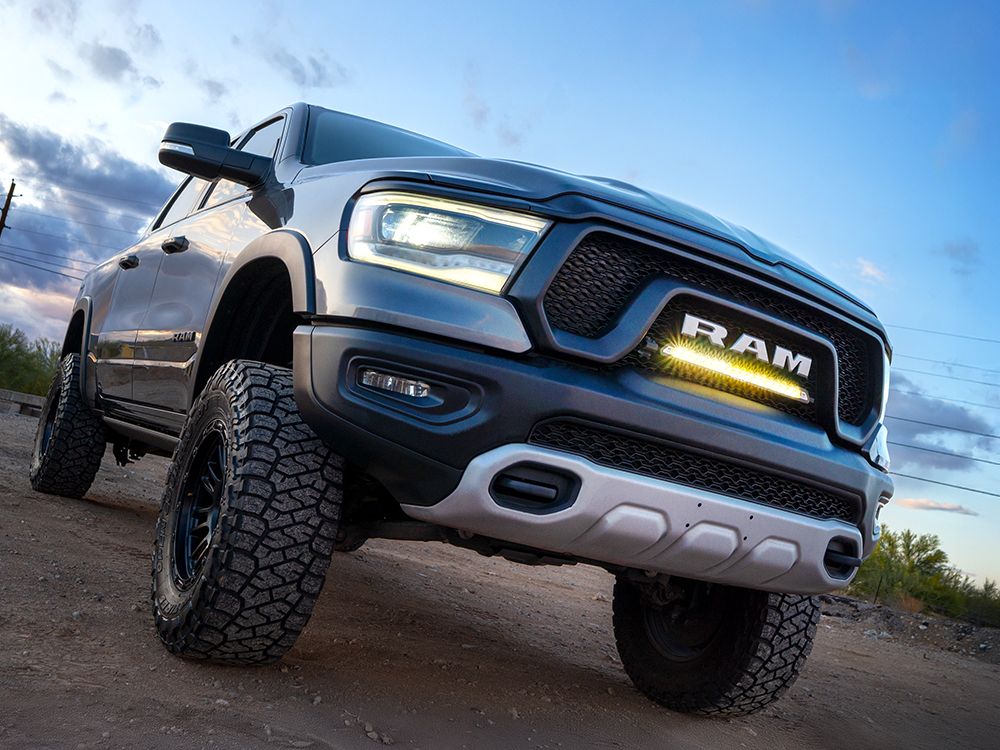 Pack LED de calandre LAZER LAMPS pour Dodge RAM 1500, comprenant plusieurs phares LED pour une meilleure visibilité.