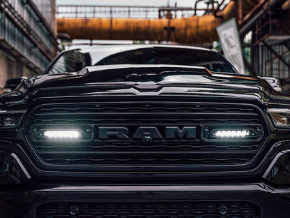 Pack de LED de calandre LAZER LAMPS pour Dodge RAM 1500, éclairage LED robuste et moderne pour calandre de camion.