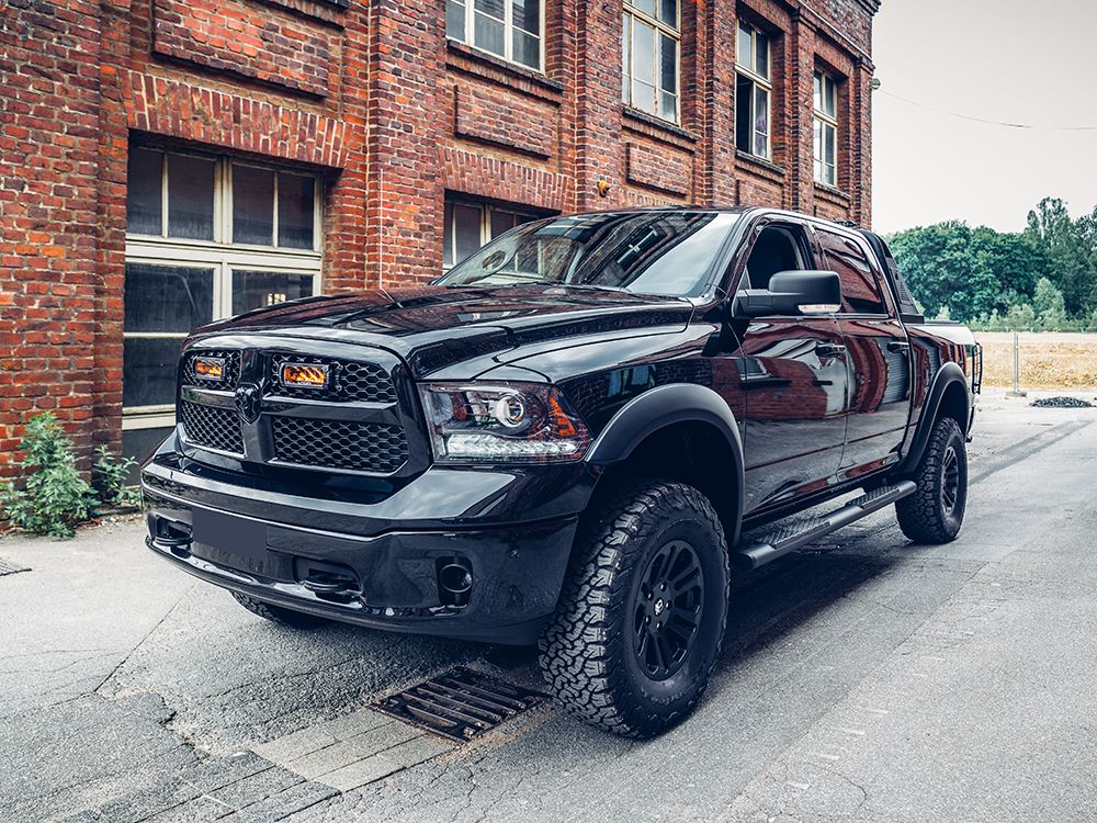 Pack LED Calandre LAZER LAMPS pour Dodge RAM 1500 avec phares LED modernes et design élégant, installation sur la calandre du véhicule.