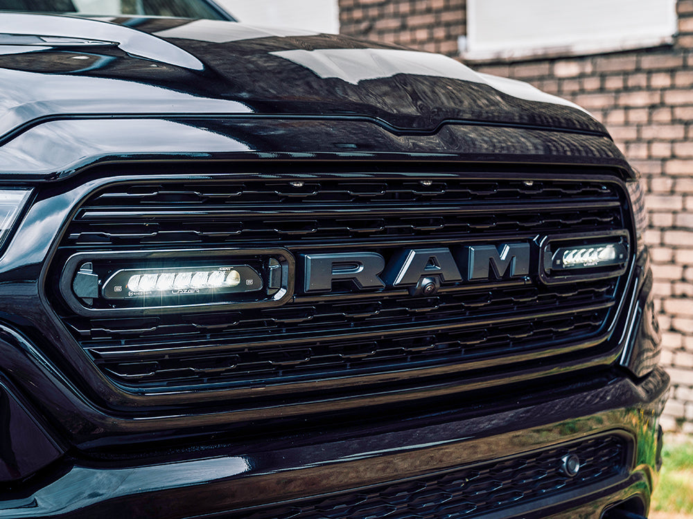 Pack LED Calandre LAZER LAMPS pour Dodge RAM 1500, phares LED modernes installés sur la calandre du véhicule.