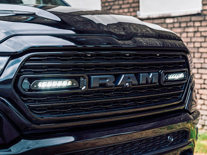 Pack LED Calandre LAZER LAMPS pour Dodge RAM 1500, phares LED modernes installés sur la calandre du véhicule.