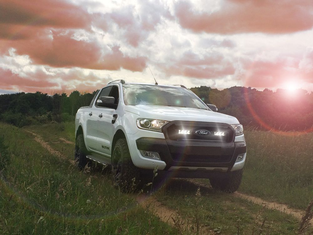 Pack LED calandre LAZER LAMPS pour Ford Ranger 2016-2018, éclairage LED moderne intégré à la grille du véhicule.