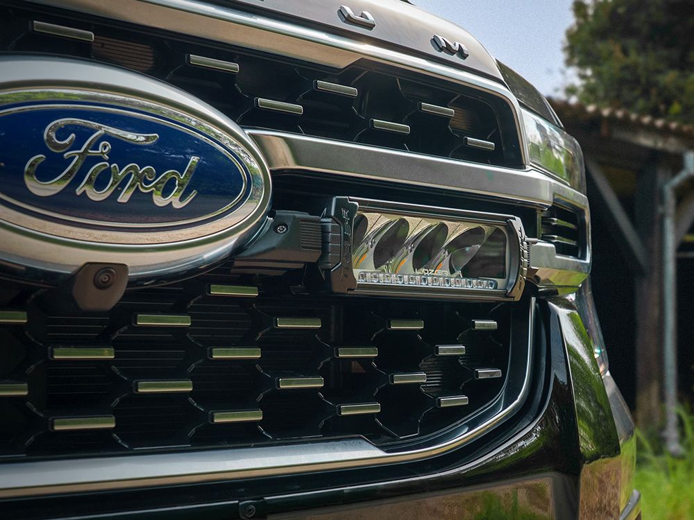 Kit de calandre LED LAZER LAMPS pour Ford Ranger Platinum 2023+ avec phares LED intégrés, vue de l'installation sur la calandre.