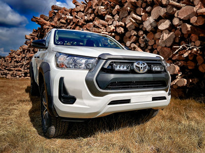 Pack de LED de calandre LAZER LAMPS pour Toyota Hilux Revo, éclairage LED robuste pour un look moderne et une meilleure visibilité.