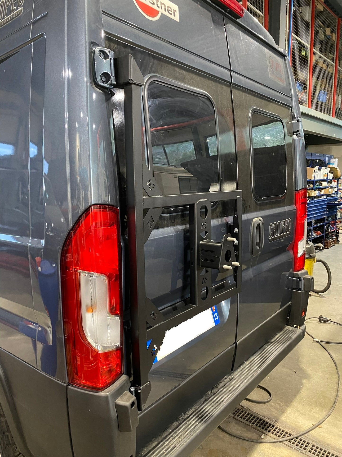 Porte roue de secours en inox sur porte arrière gauche Fiat Ducato-Campeo N4-Offroad sur Xperts4x4 Accessoires 4x4 Off-Road