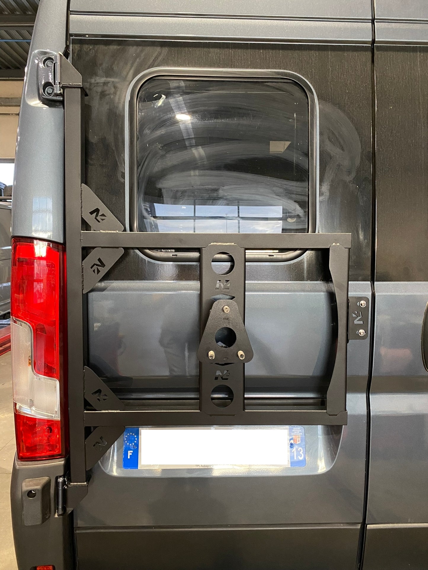 Porte roue de secours en inox sur porte arrière gauche Fiat Ducato-Campeo N4-Offroad sur Xperts4x4 Accessoires 4x4 Off-Road
