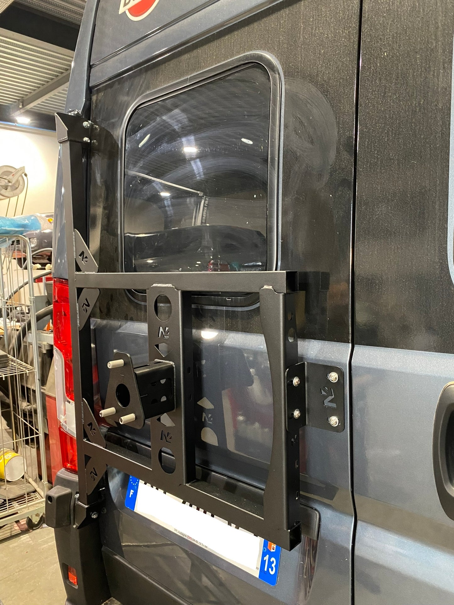 Porte roue de secours en inox sur porte arrière gauche Fiat Ducato-Campeo N4-Offroad sur Xperts4x4 Accessoires 4x4 Off-Road