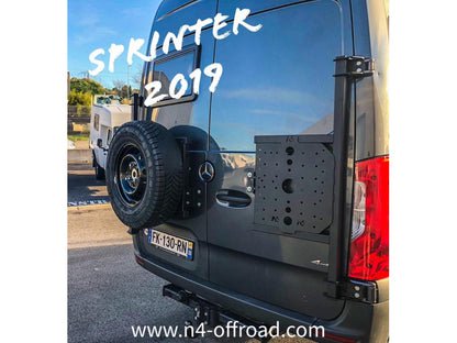 Porte roue arrière gauche pour Sprinter III après 2018, en inox, de la marque N4 OFFROAD, fixé sur le porte arrière.