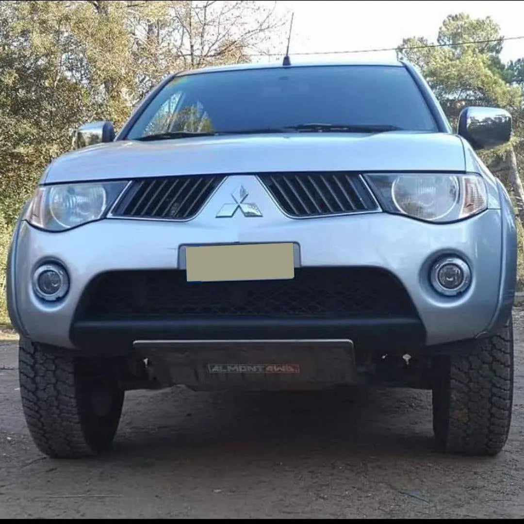 Protection Avant Almont4wd - Mitsubishi L200 - 1996-2006 - 8mm sur Xperts4x4 Accessoires 4x4 Off-Road