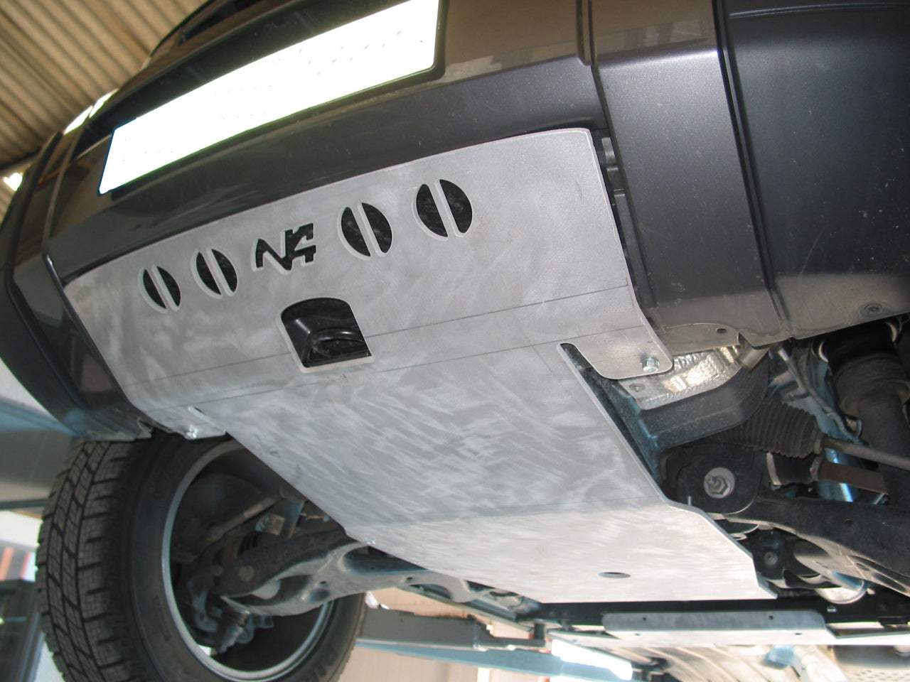 Ski de protection avant en aluminium de 8mm pour Land Rover Discovery III N4-Offroad sur Xperts4x4 Accessoires 4x4 Off-Road
