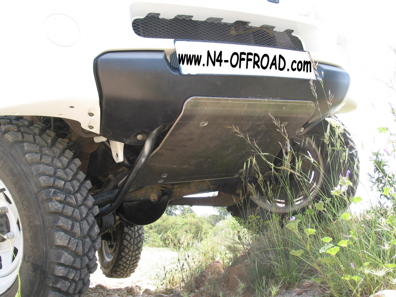 Ski de protection avant en aluminium de 8mm pour Suzuki Jimny DDIS N4-Offroad sur Xperts4x4 Accessoires 4x4 Off-Road