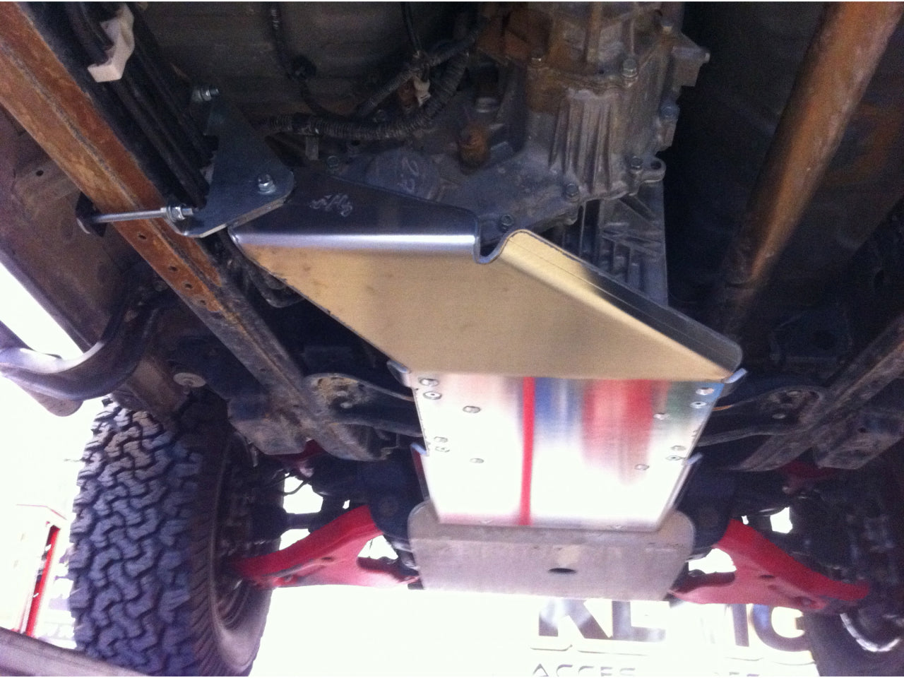 Ski de protection boîtes vitesses et transfert en aluminium de 8mm pour Mitsubishi L200 2005-2015 BVA N4-Offroad sur Xperts4x4 Accessoires 4x4 Off-Road