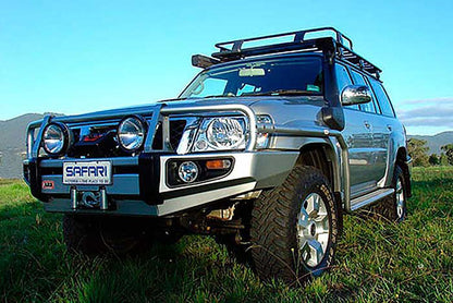 Snorkel Safari 4x4 pour Nissan Patrol GR Y61 4.8L essence 2005+ installé sur le véhicule, en position verticale à côté du capot.
