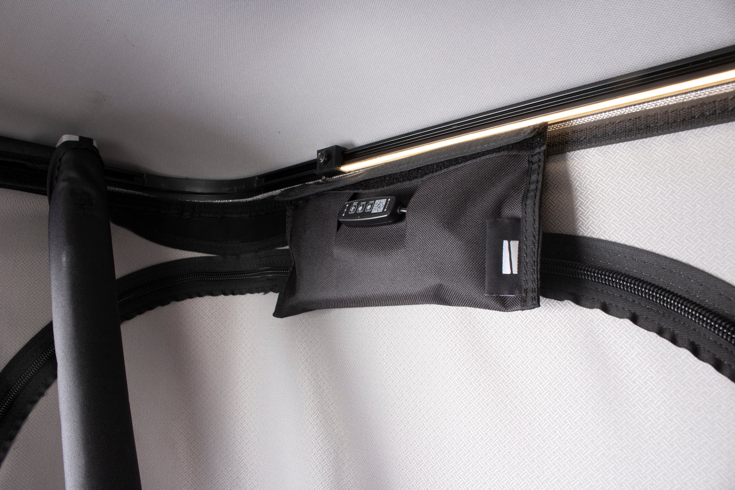 Tente de toit James Baroud ODYSSEY Frontier M - Édition Limitée Magma sur Xperts4x4 Accessoires 4x4 Off-Road